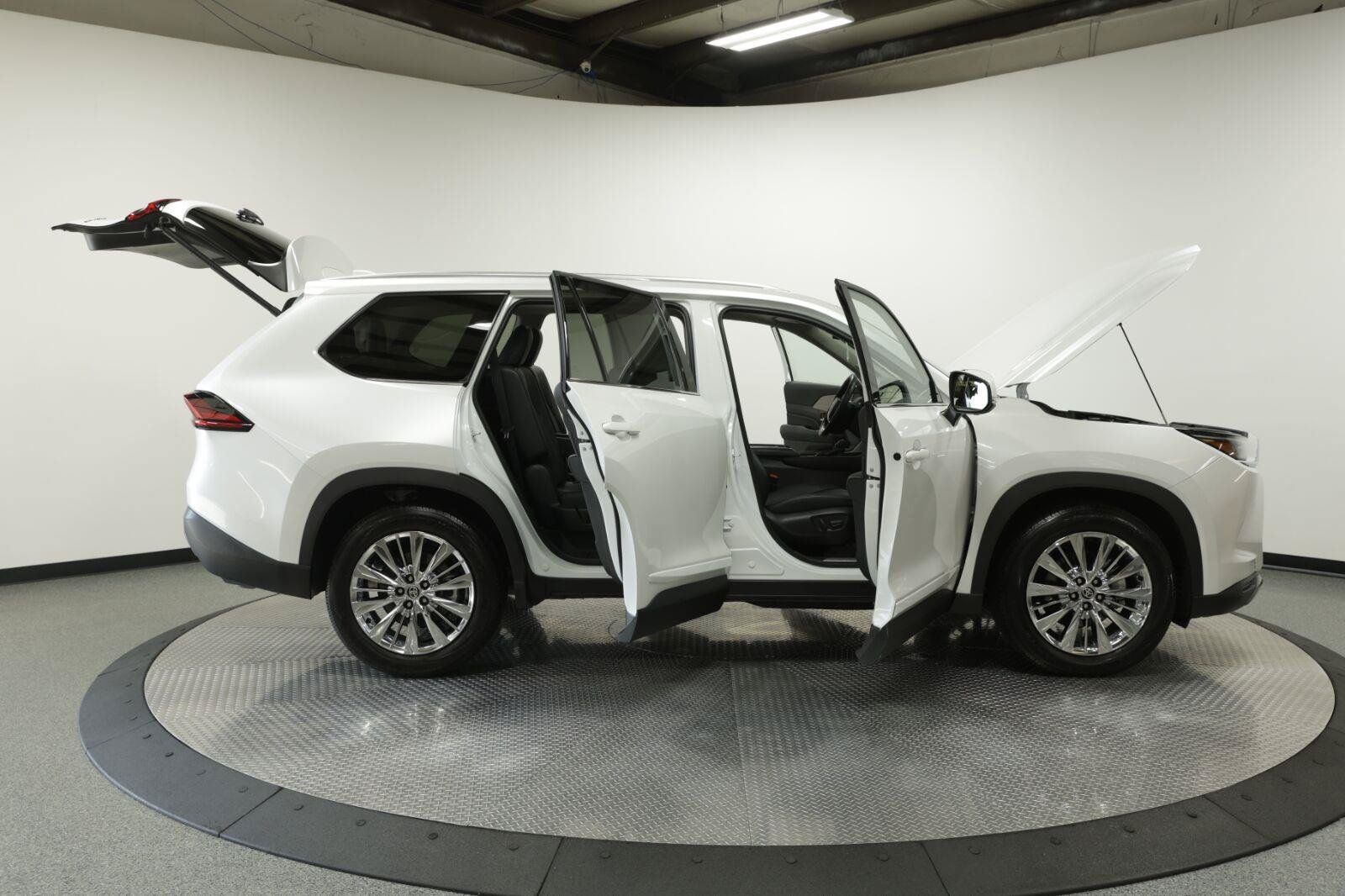 Used 2025 Toyota Grand Highlander AWD image 10