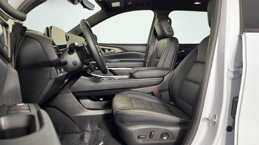 Used 2026 Chevrolet Traverse High Country w/ LPO, Floor Liner Package AWD/4WD image 14