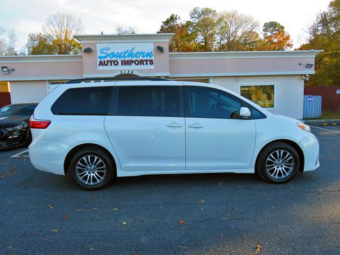 Used 2020 Toyota Sienna XLE image 6