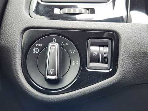 Used 2018 Volkswagen GTI SE FWD image 18