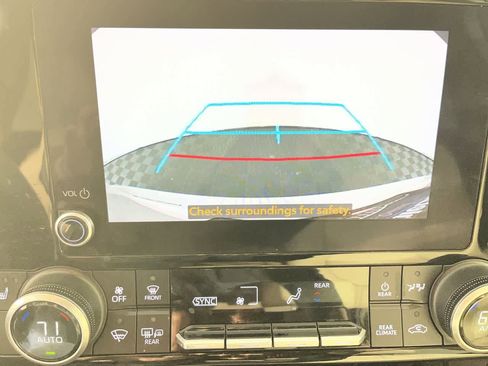 Used 2023 Toyota Highlander XLE AWD/4WD image 19