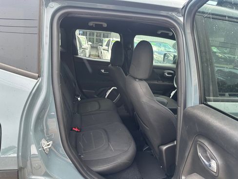 Used 2018 Jeep Renegade Latitude FWD image 14
