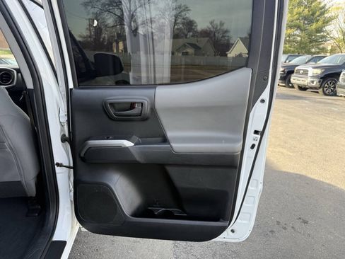 Used 2017 Toyota Tacoma SR5 w/ Exterior Package AWD/4WD image 10