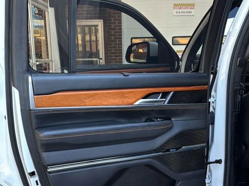 Used 2022 Jeep Grand Wagoneer Series III image 23