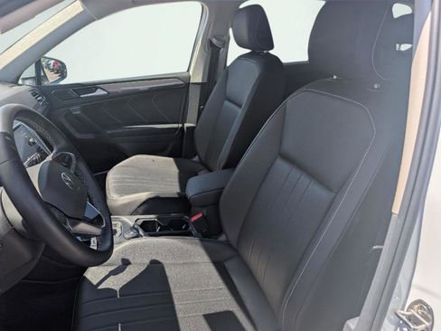 Used 2022 Volkswagen Tiguan SE AWD/4WD image 9