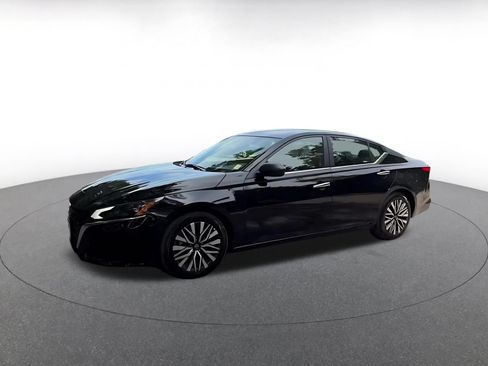 Used 2025 Nissan Altima 2.5 SV FWD image 8