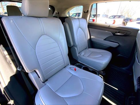 Used 2024 Toyota Highlander XLE image 20