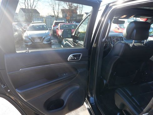 Used 2018 Jeep Grand Cherokee Limited image 25
