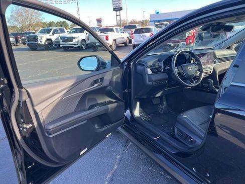 Used 2025 Toyota Camry XLE w/ Premium Package image 5