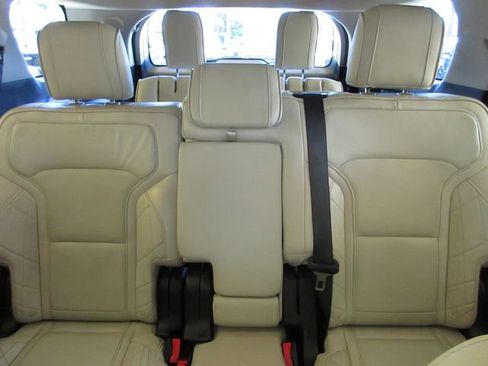 Used 2016 Ford Explorer Platinum image 25