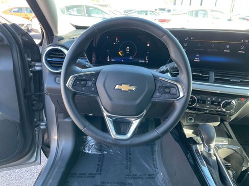 Used 2025 Chevrolet Trax LT w/ LT Convenience Package FWD image 28
