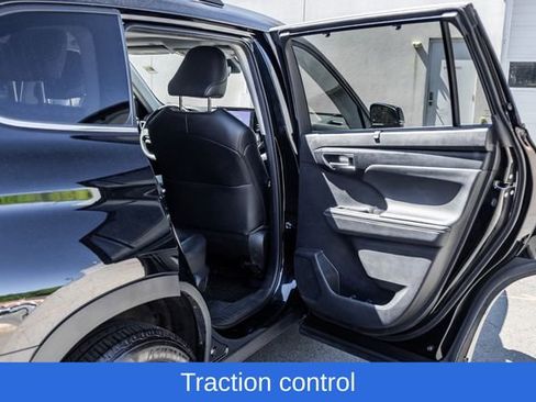 Used 2023 Toyota Highlander XLE AWD/4WD image 21