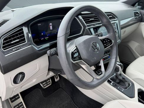 Used 2024 Volkswagen Tiguan SE R-Line image 4