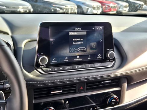 Used 2025 Nissan Rogue SV image 24