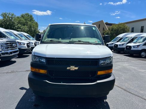 Used 2020 Chevrolet Express 3500 Extended RWD image 2