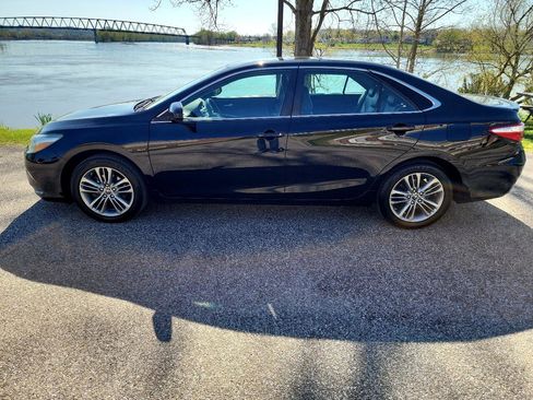Used 2017 Toyota Camry SE image 2