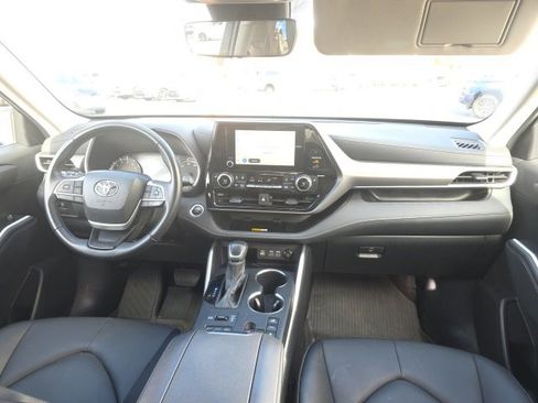 Used 2024 Toyota Highlander XLE image 13