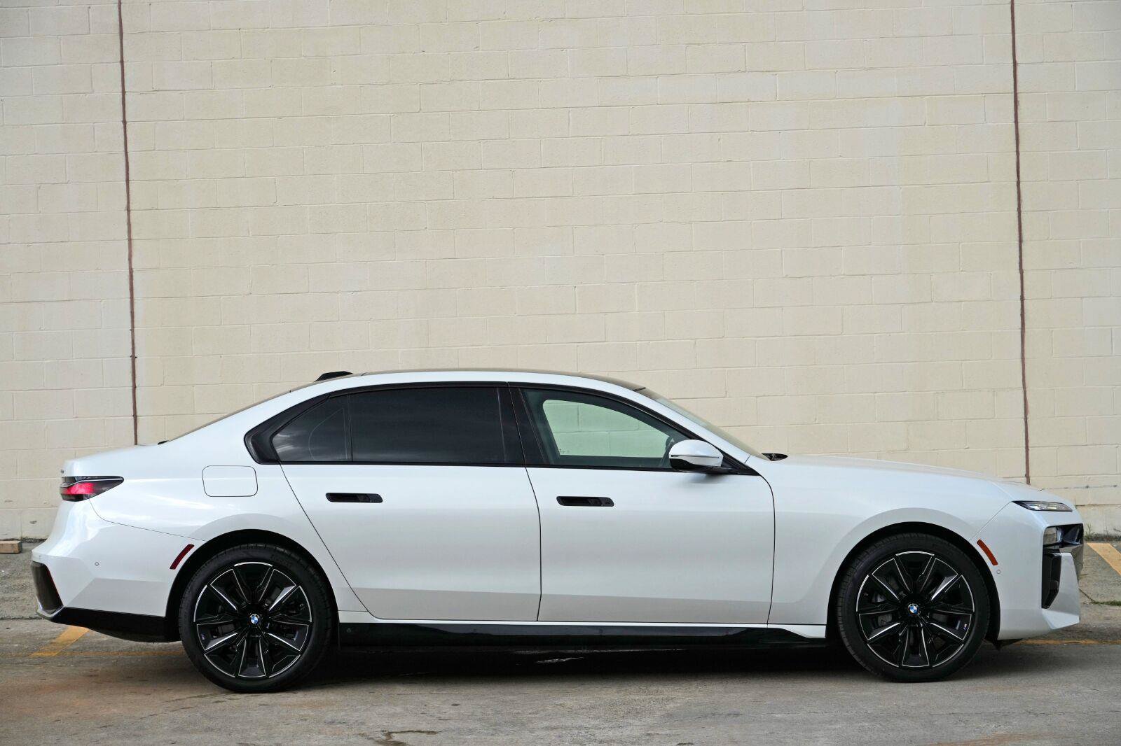 Used 2023 BMW i7 xDrive60 w/ Executive Package 2 AWD/4WD image 62