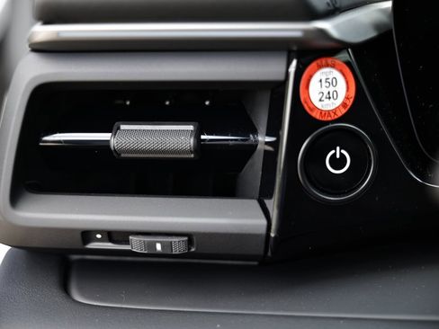 New 2025 Porsche Macan Electric image 21