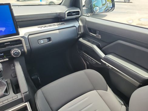 Used 2025 Toyota Tacoma TRD Sport AWD/4WD image 18