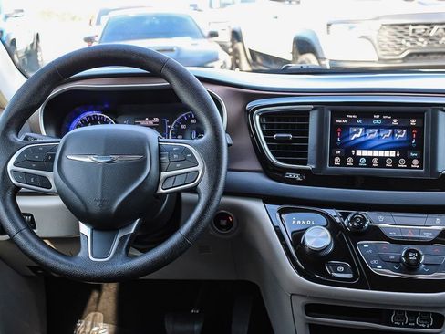 Used 2021 Chrysler Voyager L FWD image 14