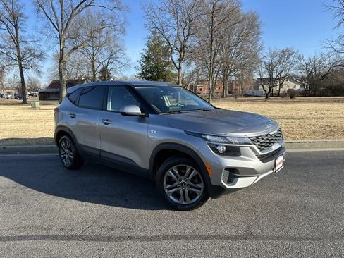 Certified 2022 Kia Seltos LX image 2