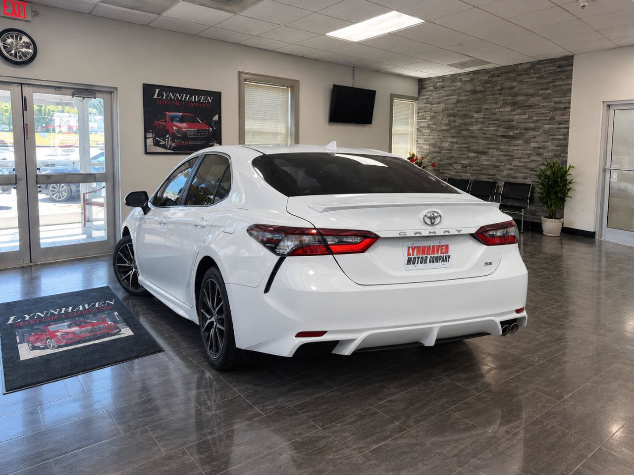 Used 2021 Toyota Camry SE FWD image 5