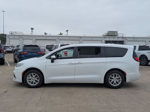 Used 2023 Chrysler Pacifica Touring-L FWD image 9