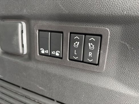 Used 2024 Chevrolet Tahoe Premier AWD/4WD image 34