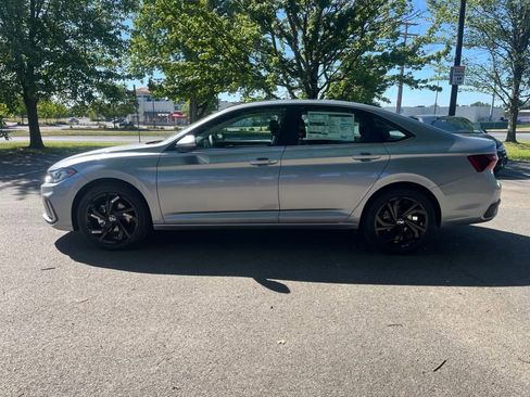 New 2025 Volkswagen Jetta SE image 4