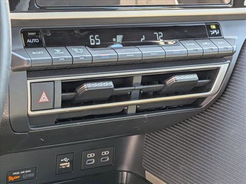 Used 2025 Toyota Camry SE image 7