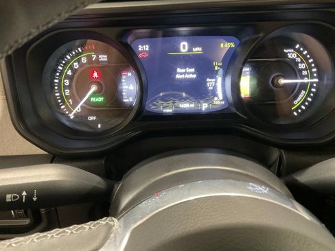 Used 2025 Jeep Wrangler Unlimited Sahara AWD/4WD image 16