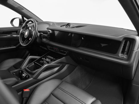 Certified 2025 Porsche Cayenne Turbo GT AWD/4WD image 32