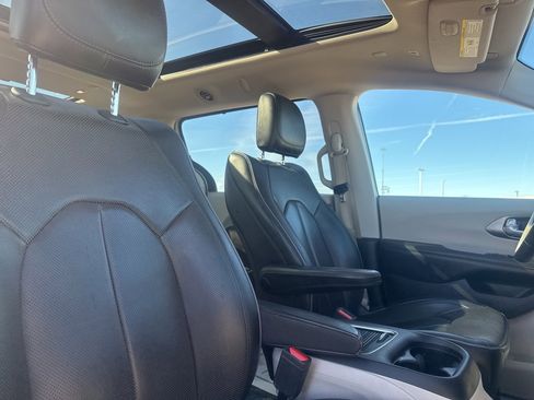 Used 2018 Chrysler Pacifica Limited image 19