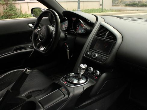 Used 2014 Audi R8 V8 w/ Enhanced Leather Package AWD/4WD image 32