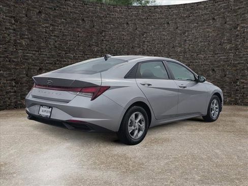 Used 2023 Hyundai Elantra SE image 7