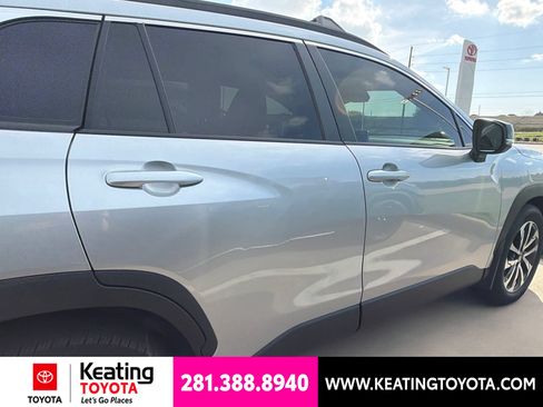 Used 2025 Toyota Corolla Cross XLE FWD image 2