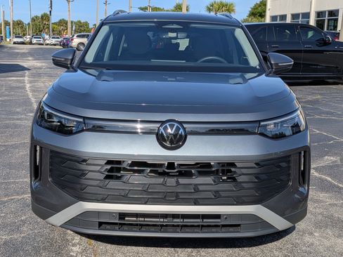 Used 2025 Volkswagen Tiguan SE AWD/4WD image 9
