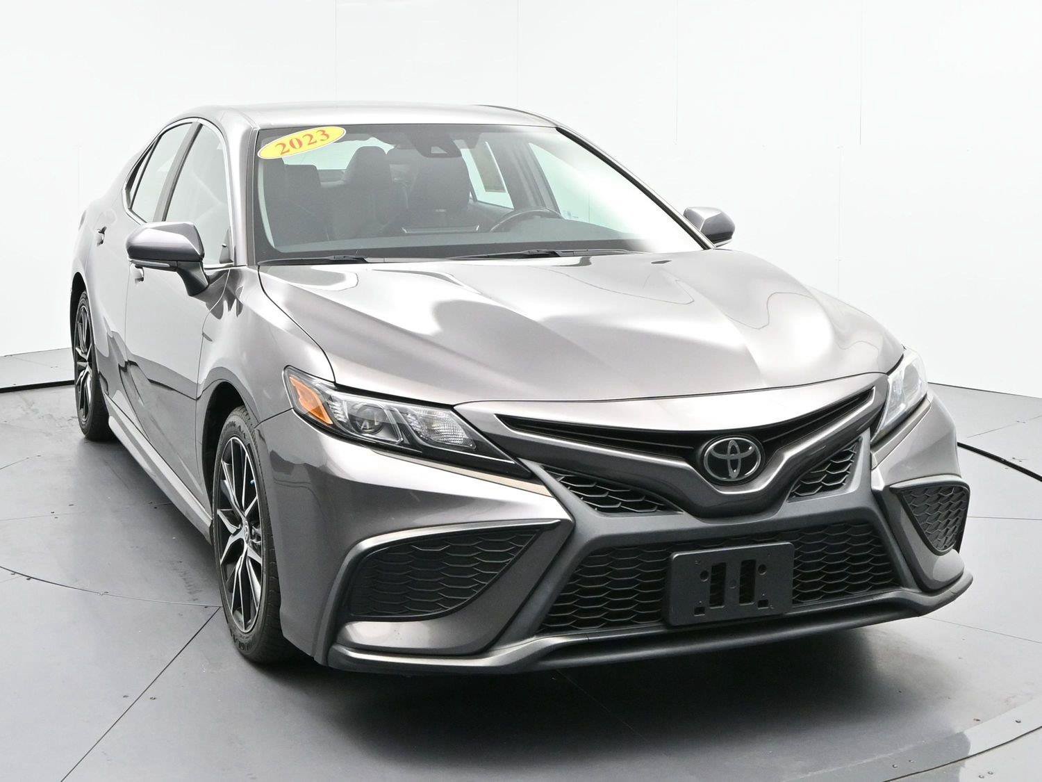 Used 2023 Toyota Camry SE FWD image 2