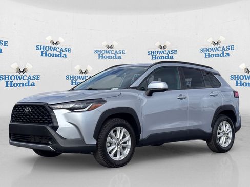 Used 2022 Toyota Corolla Cross LE AWD/4WD image 2