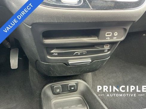 Used 2018 Chrysler Pacifica Limited image 18