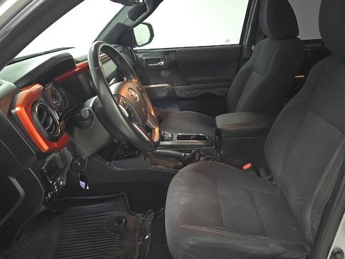 Used 2017 Toyota Tacoma TRD Sport w/ Premium & Technology Package AWD/4WD image 8