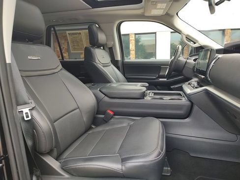 Used 2025 Ford Expedition Platinum AWD/4WD image 30