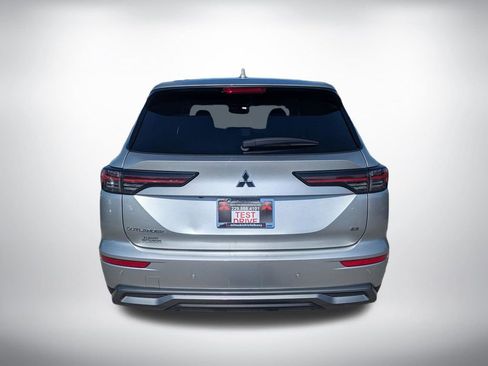 Used 2025 Mitsubishi Outlander SE image 4