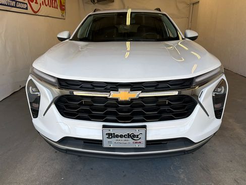 Used 2024 Chevrolet Trax LT w/ Sunroof Package FWD image 3