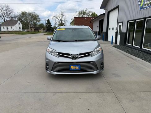 Used 2018 Toyota Sienna XLE w/ Entertainment Package FWD image 2