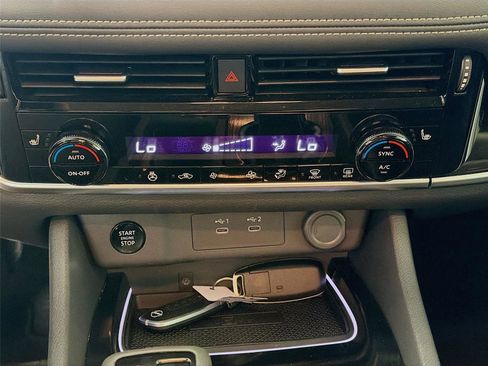 Used 2025 Nissan Rogue SL AWD/4WD image 21
