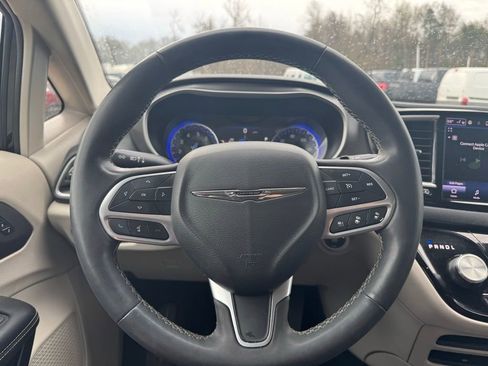Used 2023 Chrysler Pacifica Touring-L image 17