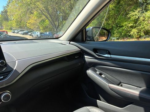 Used 2025 Nissan Altima 2.5 SR FWD image 37