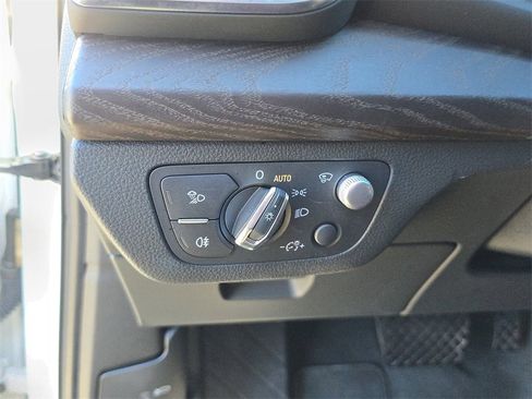 Used 2020 Audi Q5 e Prestige w/ Prestige Package image 33